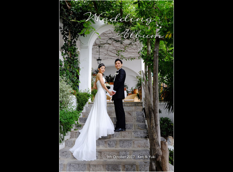シンプルなドレスと黒のタキシードでの見返りショットが自然体なこちらは、イタリア・アマルフィでの結婚式のアルバムです。1頁目：結婚式アルバム