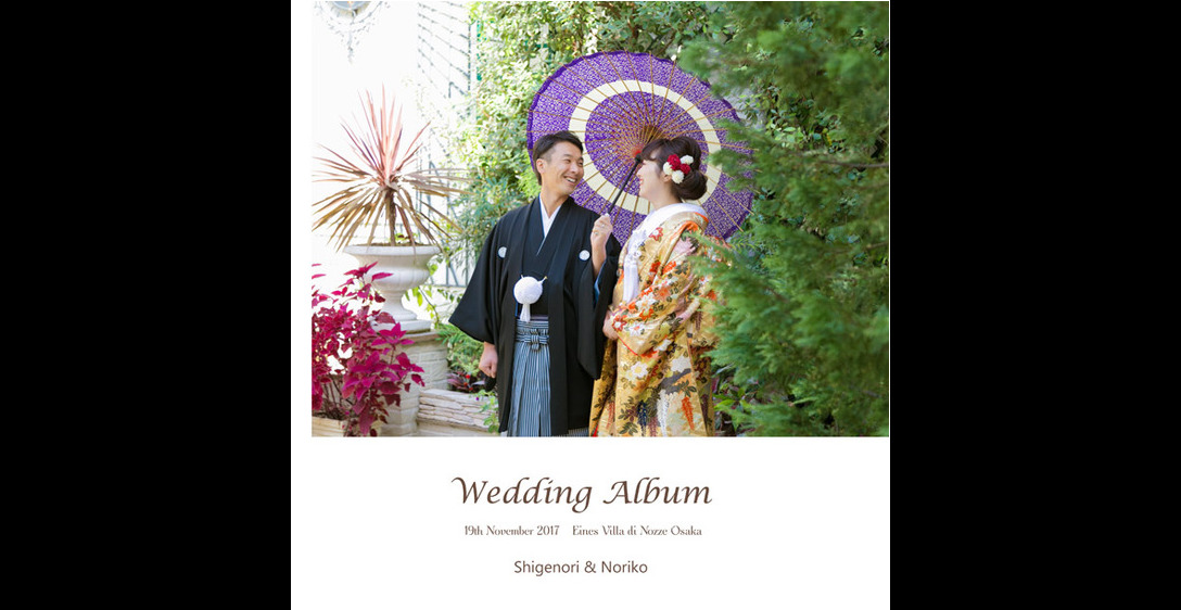 表紙をめくると丸く広がったドレストレーンに大きなリボンがかかったお写真から始まります。1頁目：結婚式アルバム