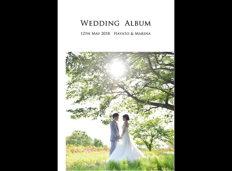 木漏れ日の下でお二人が手を取り合うグリーンの美しい表紙から始まります。1頁目：結婚式アルバム