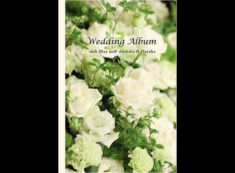 グリーンの装花が爽やかで上品なこちらの表紙は、前撮り・披露宴のアルバムです。1頁目：結婚式アルバム