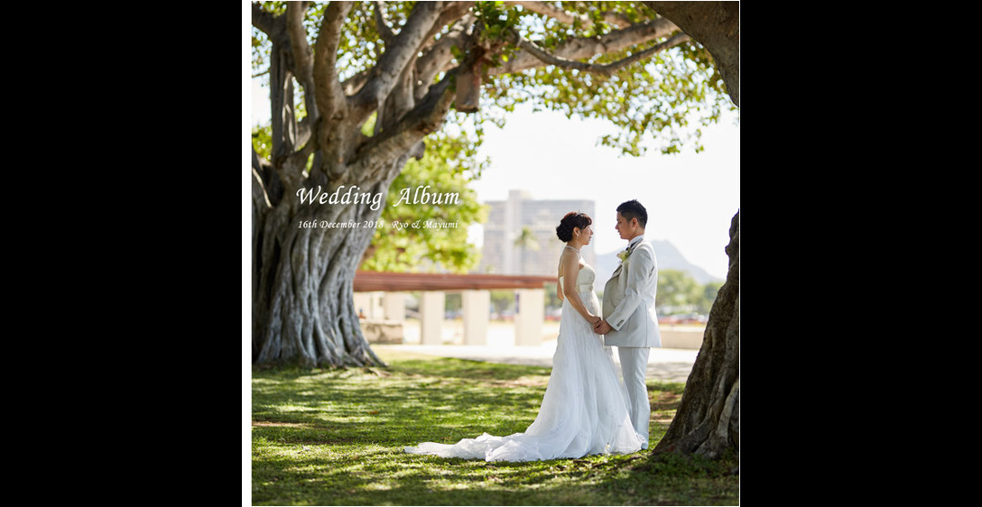 木漏れ日輝く美しいこちらの表紙は、ビーチ撮影・ハワイ挙式のアルバムです。1頁目：結婚式アルバム