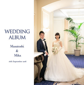 青い絨毯に正装のお二人が上品な雰囲気のこちらは第一ホテル東京での挙式・披露宴です