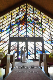 壁一面のステンドグラスがキラキラと煌き、参列者を魅了するこちらのチャペルは、ハワイのモアナルアコミュニティ教会です