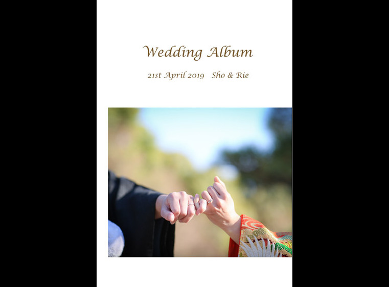 和装前撮り・挙式・披露宴を収めたアルバムです。1頁目：結婚式アルバム