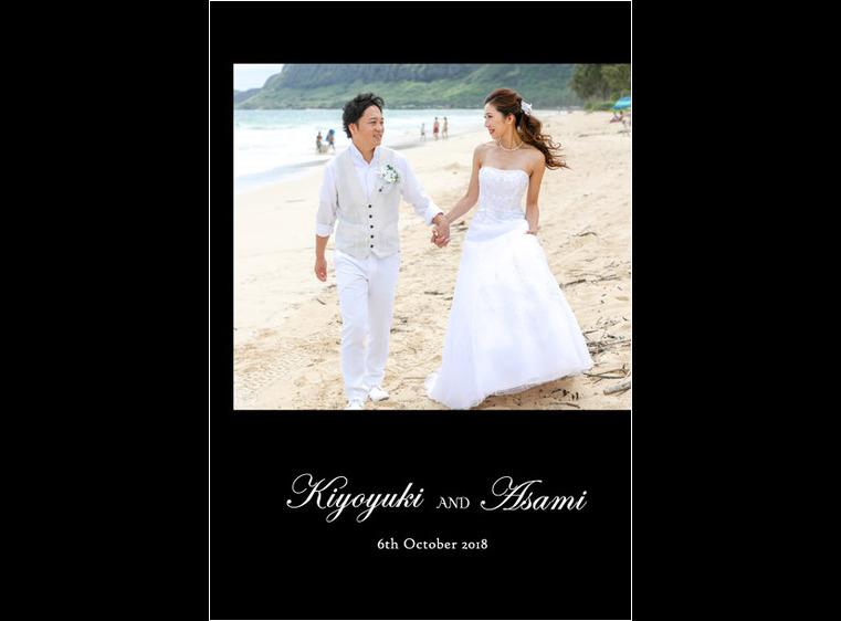 表紙は仲良く手をつなぎ、ビーチを歩くお二人の写真です。1頁目：結婚式アルバム
