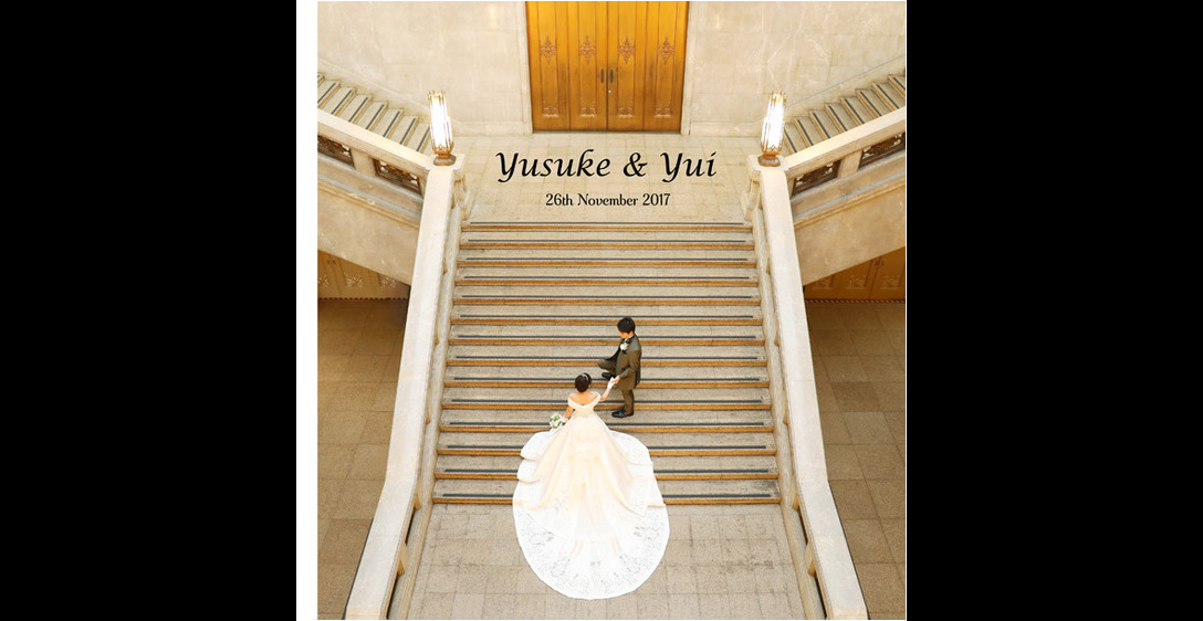 前撮りはウエディングドレスで、東京国立博物館で撮影をされました。1頁目：結婚式アルバム