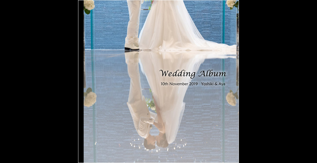 チャペルの床に鏡のように映るキスシーンを表紙に選ばれました。1頁目：結婚式アルバム