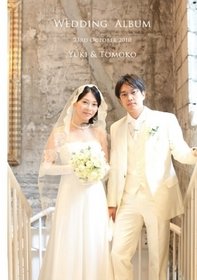 新郎は白のタキシード、新婦はマリアベールにスッキリとしたエンパイアラインのドレスでエレガントな雰囲気が素敵です