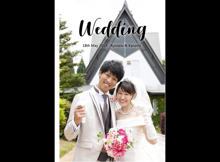 表紙の笑顔がとってもキュートなこちらは、埼玉県のアメイジンググレイス本庄での挙式披露宴です。1頁目：結婚式アルバム