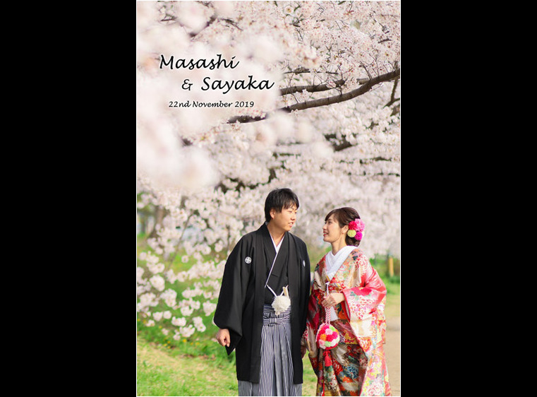満開の桜がお二人を祝福しているような美しい表紙のこちら、和装のロケーション撮影のアルバムです。1頁目：結婚式アルバム