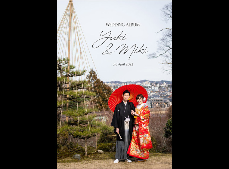 雪吊りが施された庭園に和傘がよく似合います。1頁目：結婚式アルバム