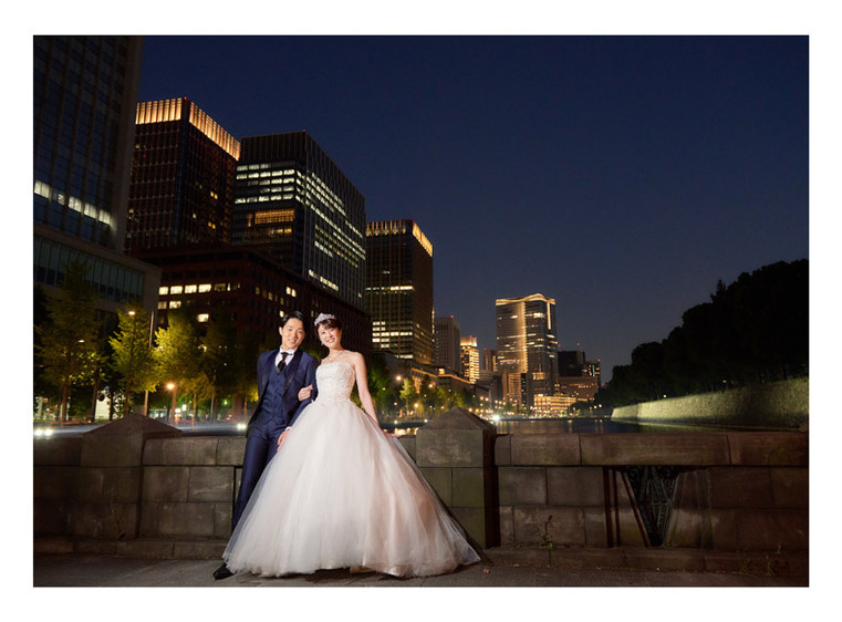 東京駅を背に撮影できるこちらのスポット、夜間にはライトアップもされ美しい写真が撮れる大人気の撮影場所になります。2頁目：結婚式アルバム