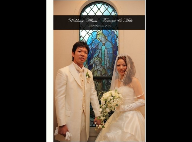 美しいロングトレーンの迫力が伝わるお写真で始まるこちらは湘南セント・ラファエロ大聖堂での挙式披露宴のアルバムです。1頁目：結婚式アルバム
