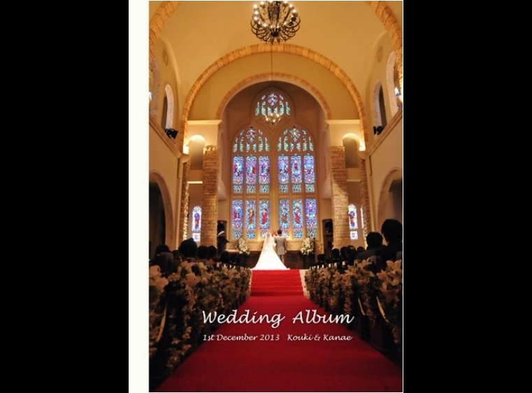 重厚感漂う大聖堂での挙式中のお写真を表紙に選ばれました。1頁目：結婚式アルバム