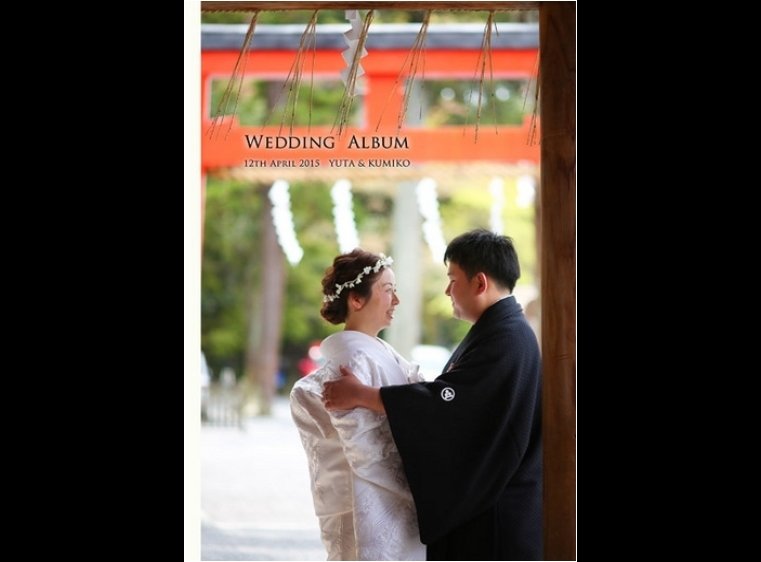 吉田山の緑に囲まれた朱色の社殿が特徴的な京都吉田神社。1頁目：結婚式アルバム