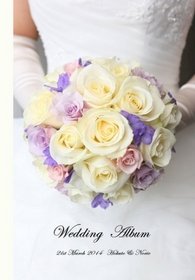 白いバラの合間に覗く紫の花びらが鮮やかで素敵なブーケですね