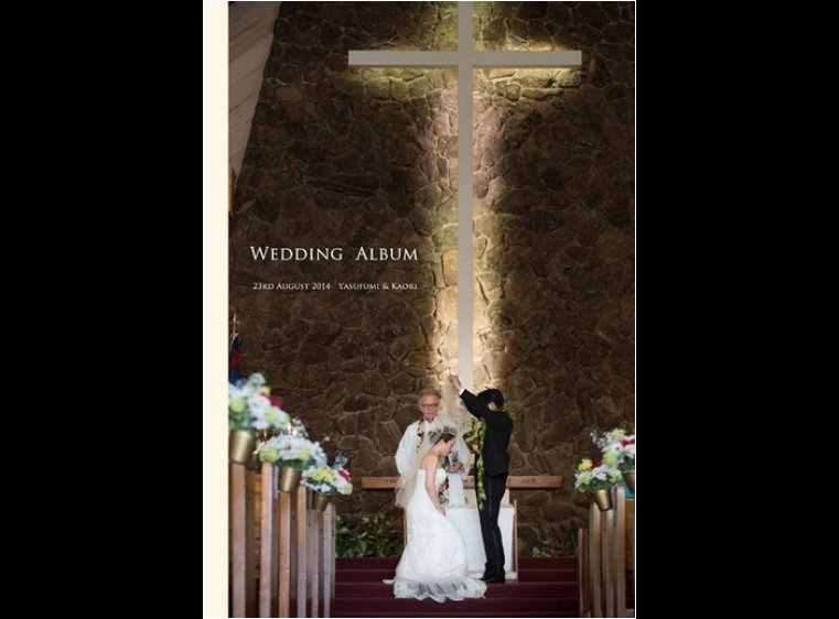 ハワイのモアナルアコミュニティ教会での挙式とロケーション撮影のアルバムです。1頁目：結婚式アルバム