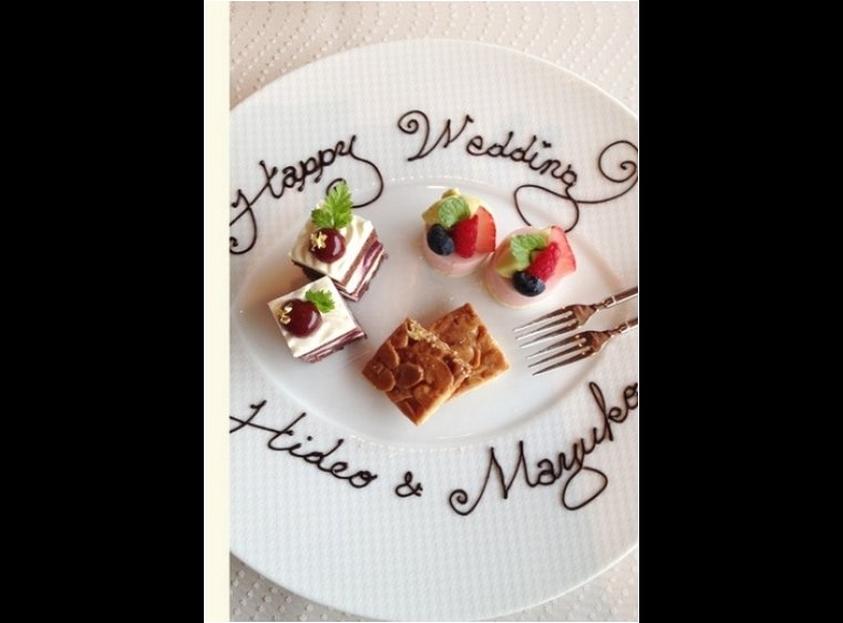 Happy Weddingのチョコ文字が入った可愛いらしいデザインプレートが表紙です。1頁目：結婚式アルバム