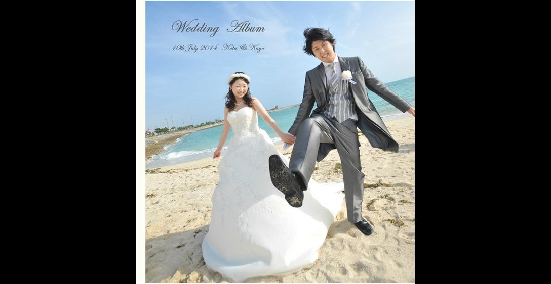 新郎がキックをする表紙が印象的なこちらのアルバムは、
沖縄でのお二人だけでの挙式とご友人との公園での後撮りロケーションフォトを1冊にまとめたものです。1頁目：結婚式アルバム
