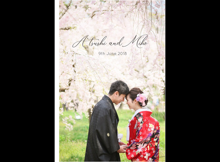 桜をバックに寄り添うお二人が美しいこちらの表紙は、和装前撮りのアルバムです。1頁目：結婚式アルバム