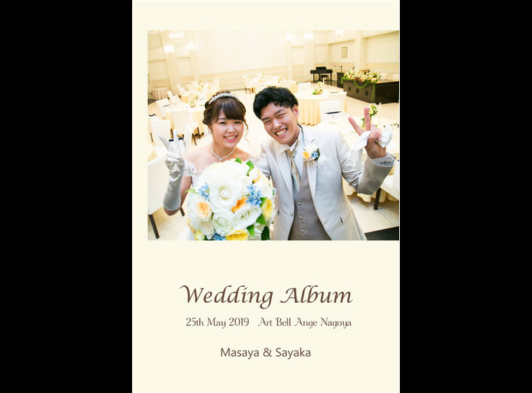 ブーケ越しにピースサインをするお二人の笑顔が素敵な表紙です。1頁目：結婚式アルバム