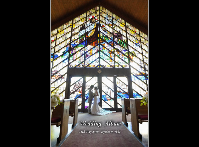 壁一面のステンドグラスがキラキラと煌き、参列者を魅了するこちらのチャペルは、ハワイのモアナルアコミュニティ教会です。1頁目：結婚式アルバム