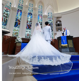 ドレスのトレーンが美しく広がるこちらの表紙、ロイヤルブルーのバージンロードに映える純白のウエディングドレスにうっとりとしてしまいます