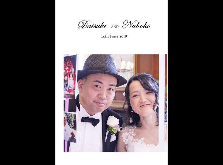 お二人の笑顔が寄り添う表紙のこちら、北海道のジャルダン・ドゥ・ボヌールで執り行われた披露宴を収めたアルバムです。1頁目：結婚式アルバム