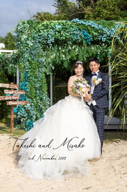 リゾート感あふれるこちらの表紙、アイネスヴィラノッツェ沖縄にて二人のお子様と一緒の結婚式です