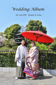 ホテル椿山荘東京で行われたこちらは、晴れ渡る晴天に満開の桜をバックに微笑むお二人の表紙から