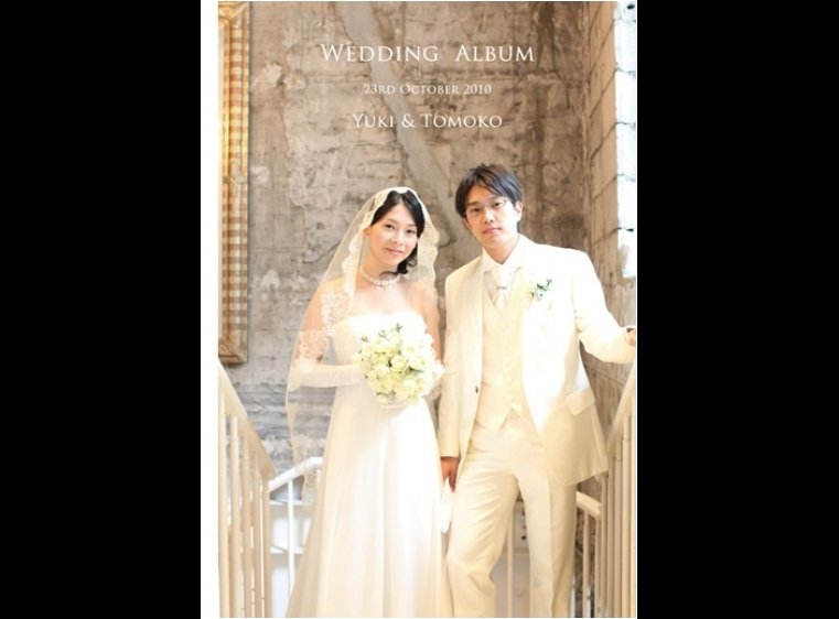 新郎は白のタキシード、新婦はマリアベールにスッキリとしたエンパイアラインのドレスでエレガントな雰囲気が素敵です。1頁目：結婚式アルバム