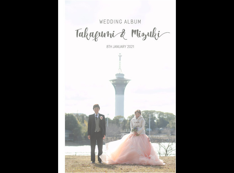 こちらは大阪での前撮りのアルバムです。1頁目：結婚式アルバム
