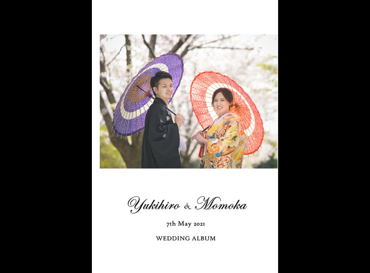 前撮りを収めたこちらのアルバム、撮影場所の札幌中島公園は桜の淡いピンクと樹木の緑のコントラストが美しいロケーションです。1頁目：結婚式アルバム