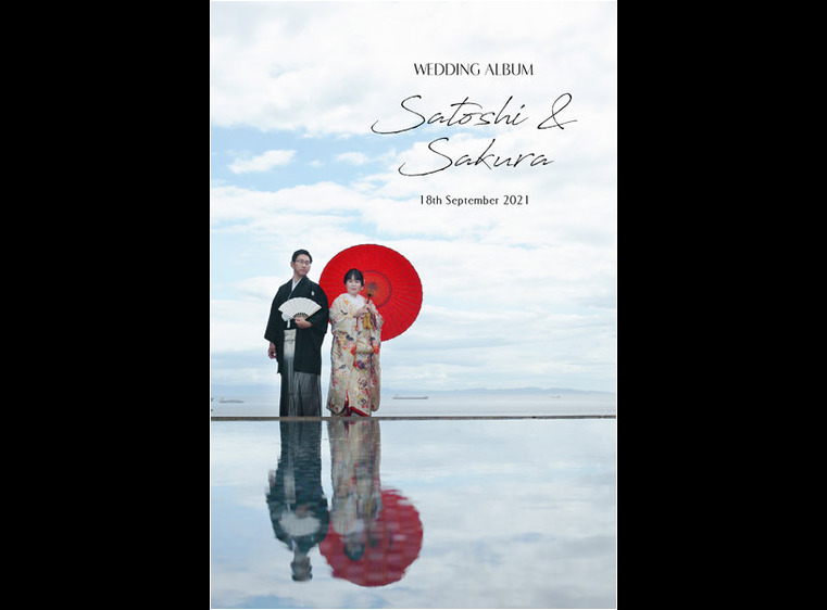 水面に反射したお二人がまるで海辺にいるかのように美しい表紙のこちら、神戸市ジェームス邸での挙式披露宴のアルバムです。1頁目：結婚式アルバム