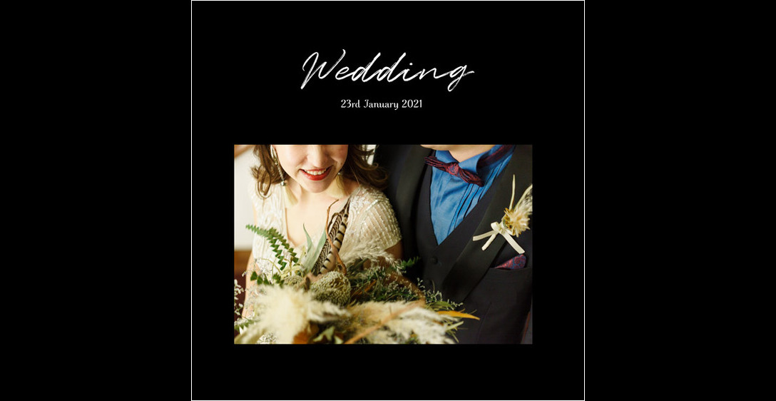 微笑む口元とブーケ、寄り添い合う二人のお写真を額縁に飾るようにレイアウトしたこちらは、ザ・ガーデンオリエンタルオオサカでの挙式披露宴のアルバムです。1頁目：結婚式アルバム