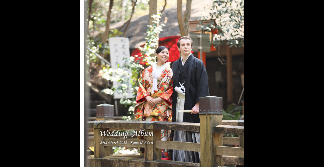 赤の色打掛と黒の紋付袴では、和装にピッタリの神社で撮影されました。1頁目：結婚式アルバム