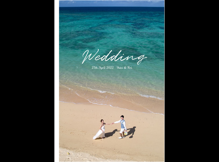 遠く水平線近くまで真っ青に透き通った海が美しい表紙のこちらは、沖縄でのフォトウェディングのアルバムです。1頁目：結婚式アルバム