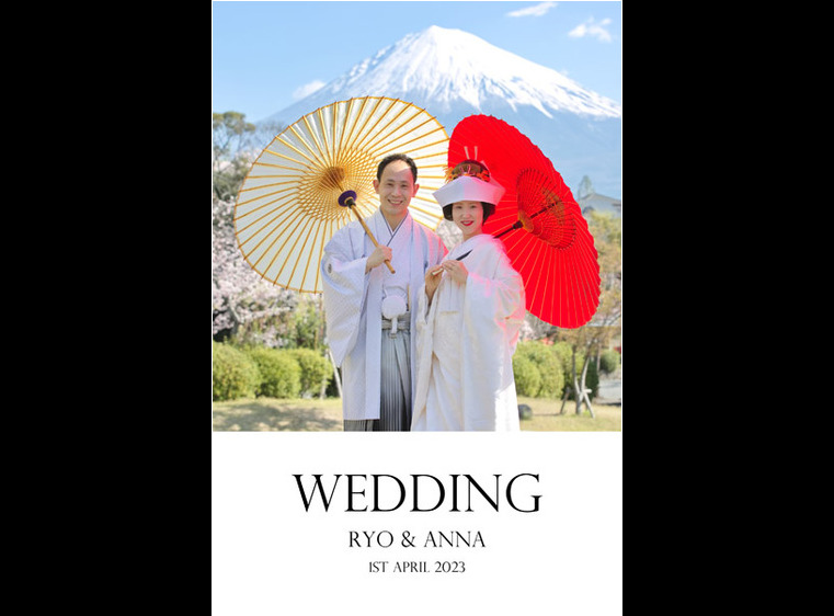 番傘を手に寄り添うお二人、お天気にも恵まれたようで背後には富士山もくっきりと写っています。1頁目：結婚式アルバム