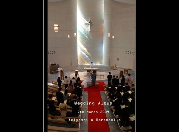 挙式はカトリック神戸中央教会にて。1頁目：結婚式アルバム