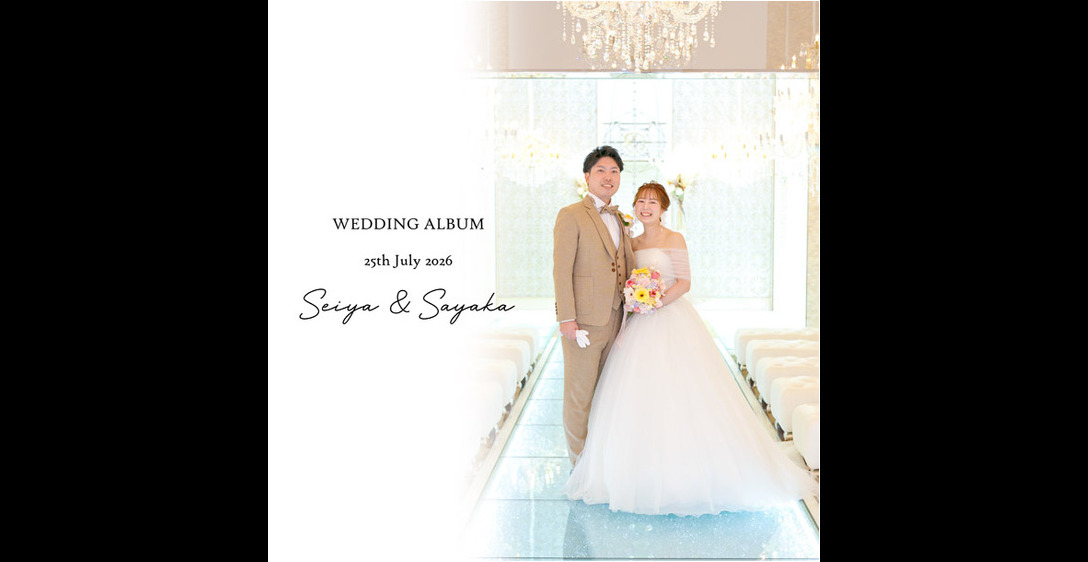 アートホテル小倉ニュータガワの結婚式アルバム 表紙：シャンデリアの下、白いチャペルに立つ新郎新婦