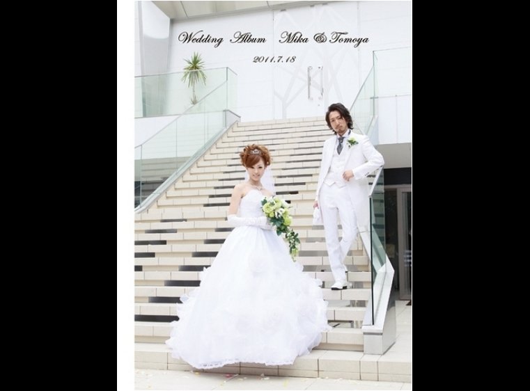 大階段でポーズをとる新郎新婦がスタイリッシュなこちらのアルバムはアルカンシエルリュクスマリアージュ名古屋での挙式披露宴です。1頁目：結婚式アルバム