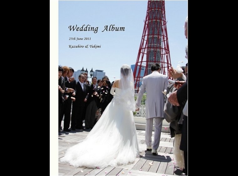 式場は神戸ポートタワーを見上げる場所に位置するザ・テラス・オブ・神戸・パシフィック。1頁目：結婚式アルバム