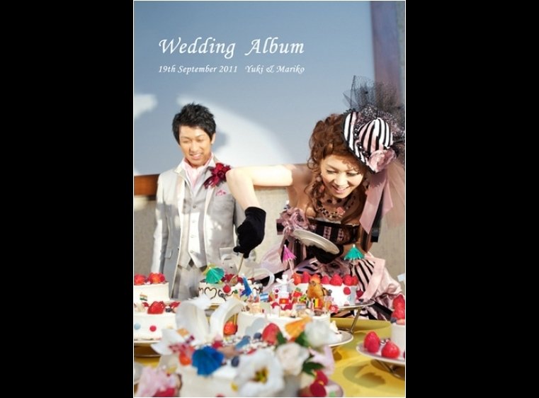 色とりどりのケーキに楽しそうなお二人のお写真。1頁目：結婚式アルバム