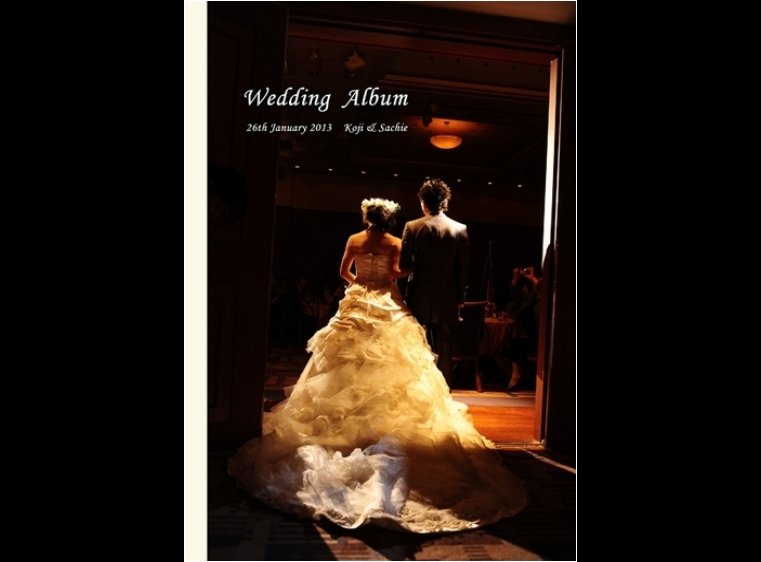始めのページは前撮りのお気に入り写真から。1頁目：結婚式アルバム