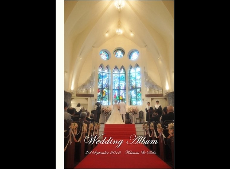 チャペルでの結婚式、神聖な空気感が伝わるような表紙のアルバムです。1頁目：結婚式アルバム
