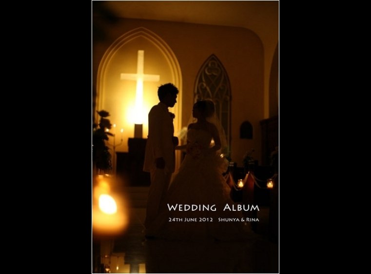 チャペルの優しい灯りの中で見つめ合うお二人のシルエットが美しいプリズムのアルバムです。1頁目：結婚式アルバム