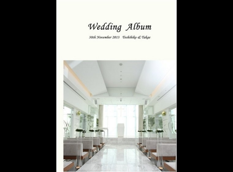 表紙のお写真、白を基調とした透明感のある神聖なチャペルでの挙式は爽やかなお二人にぴったりです。1頁目：結婚式アルバム