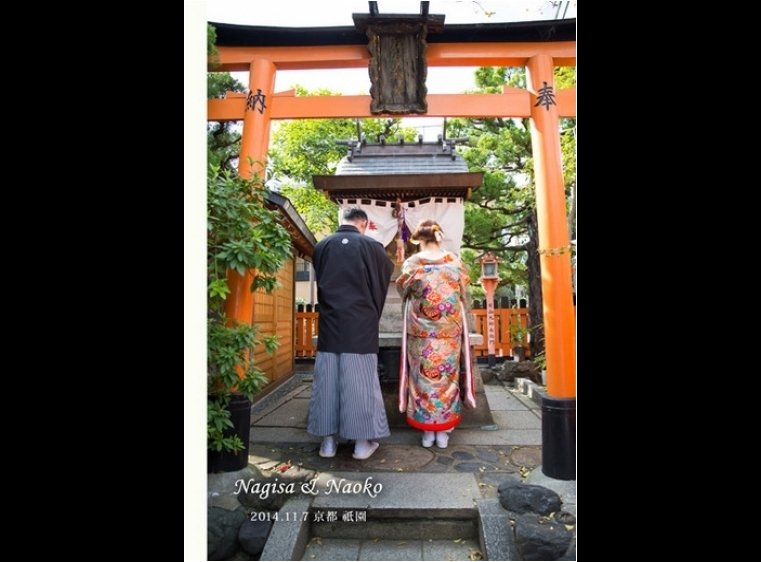 前撮りのみのためタイトルは入れず、お二人のお名前と日付、「京都祇園」を漢字で入れました。1頁目：結婚式アルバム