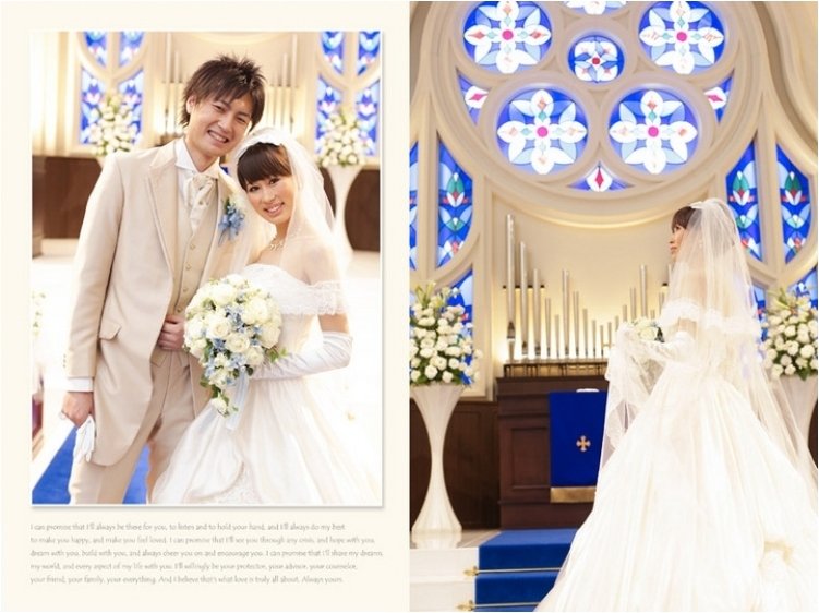 
花嫁の小物写真を背景にお支度シーンを配置した可愛いページから始まります。4頁目：結婚式アルバム