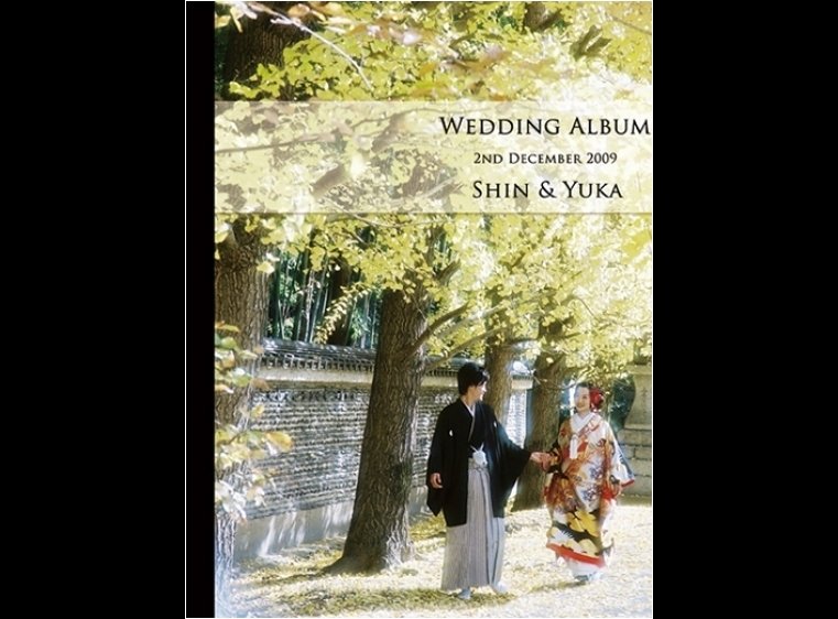 美しい紅葉の中で手をつなぎ合うお二人がロマンチックなこちらは、京都今宮神社でのロケーションフォトをまとめたアルバムです。1頁目：結婚式アルバム